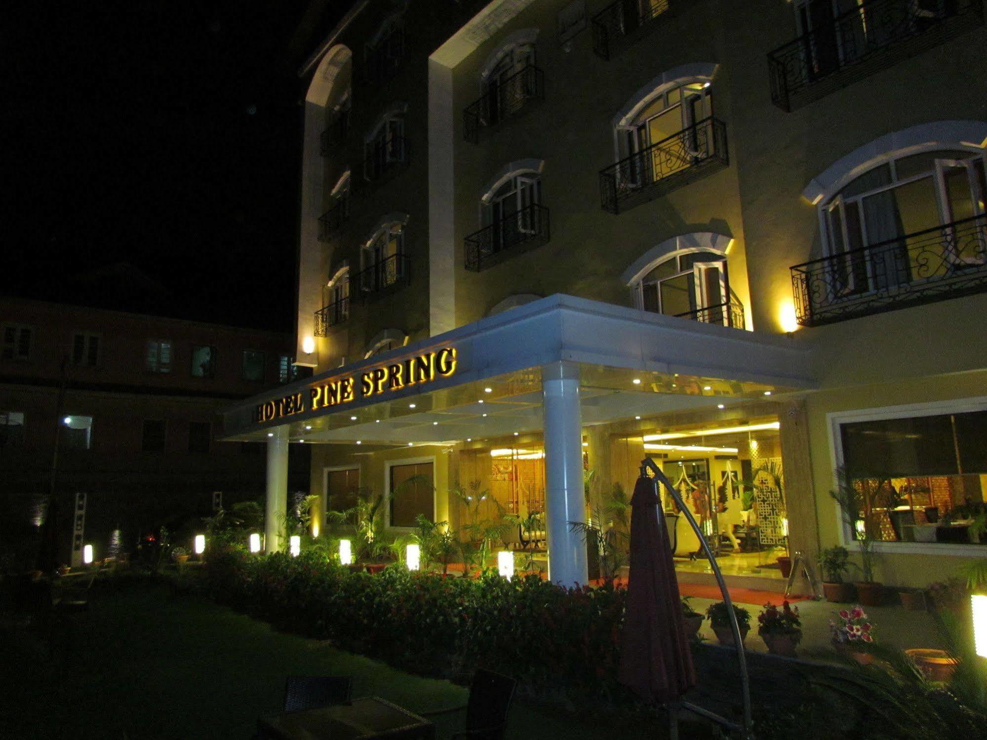 Hotel Pine Spring Wazir Bagh Srīnagar Exterior foto