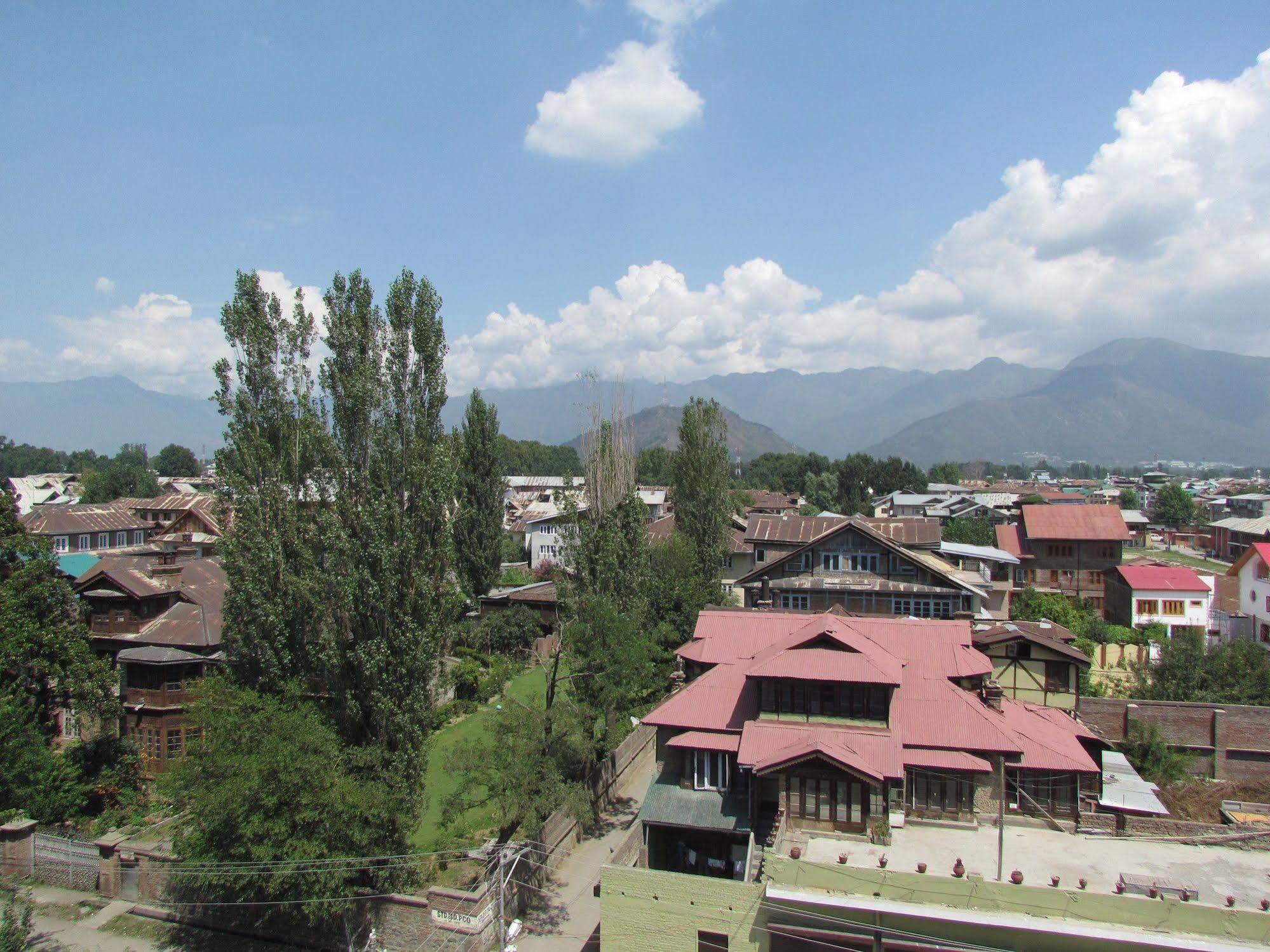 Hotel Pine Spring Wazir Bagh Srīnagar Exterior foto